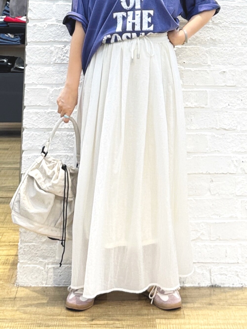 ブルー系のTシャツ/カットソー、ホワイト系のスカート、ホワイト系のショルダーバッグを着用したレディースの夏コーディネートの9枚目の写真