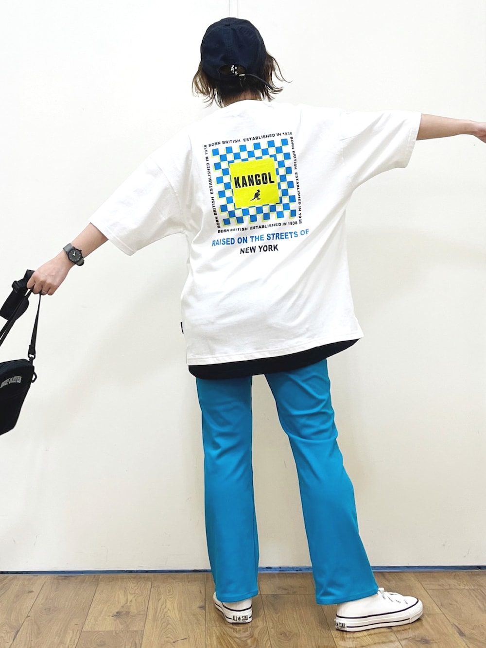 ブルー系のその他パンツ、グリーン系のショルダーバッグ、ホワイト系のスニーカーを着用したレディースの夏コーディネートの3枚目の写真