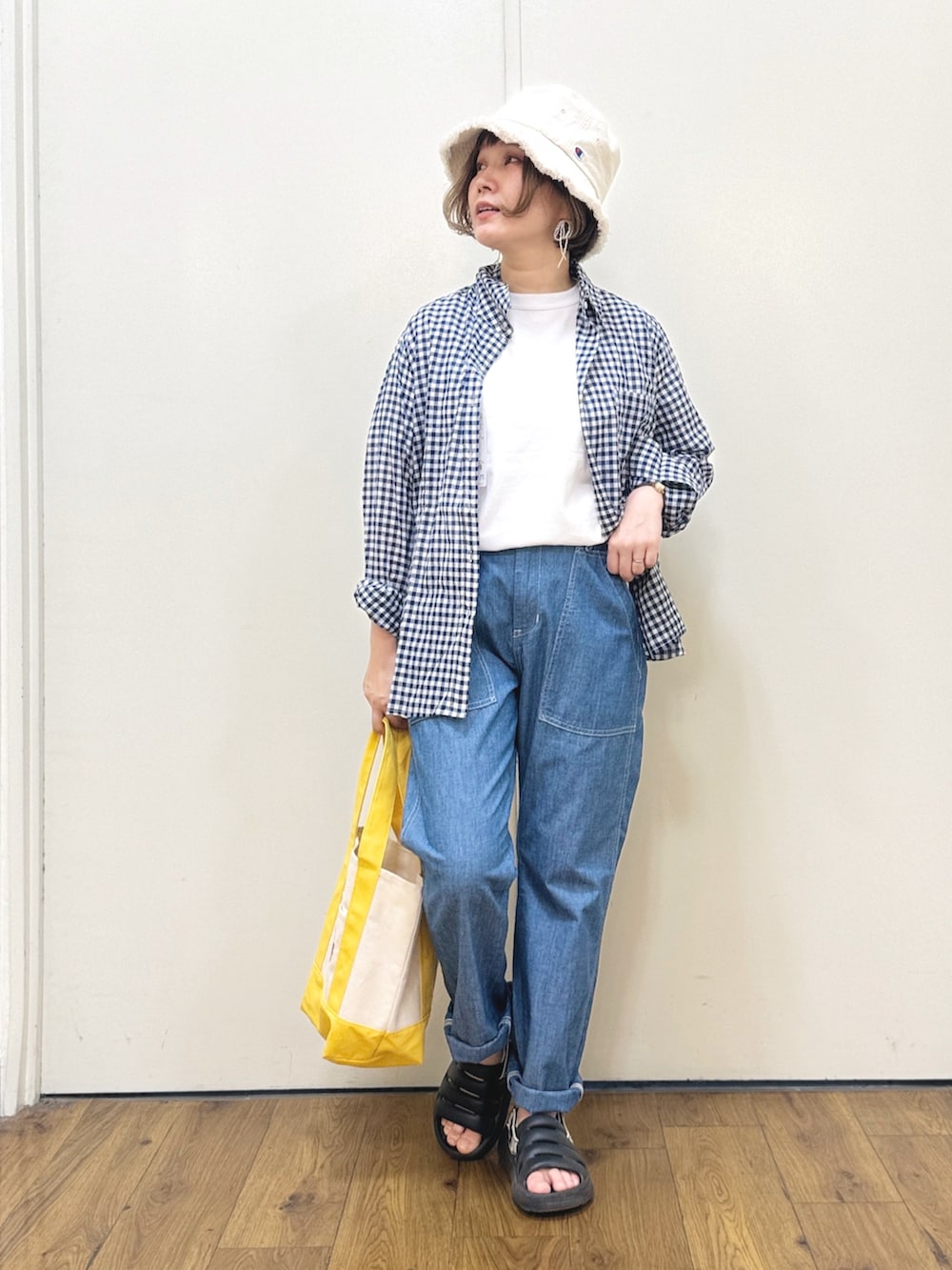 ホワイト系のシャツ/ブラウス、ブルー系のその他パンツ、ブラック系のサンダルを着用したレディースの春コーディネートの3枚目の写真