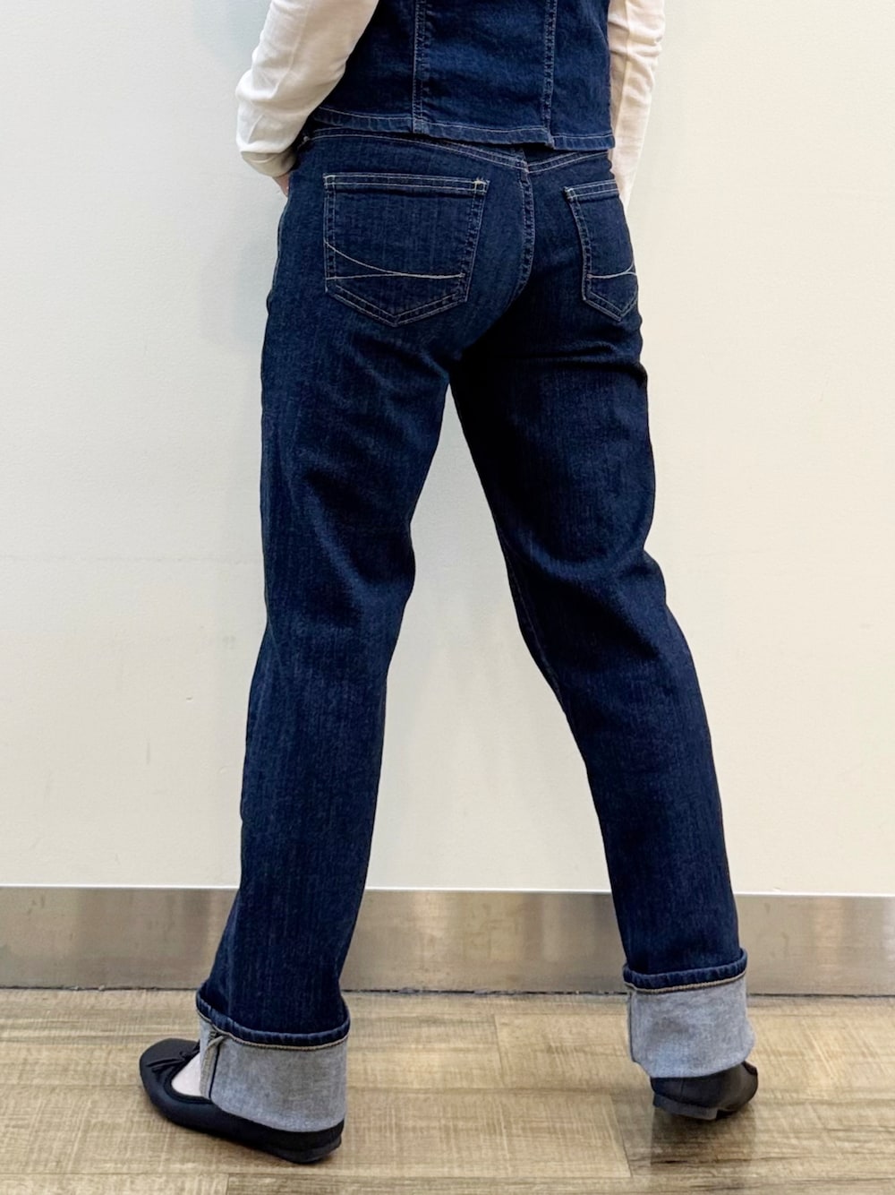 ブルー系のその他トップス、ブルー系のデニムパンツを着用したレディースの春コーディネートの8枚目の写真