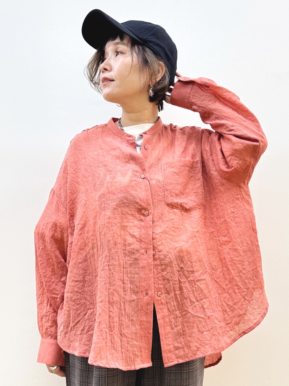 ホワイト系のTシャツ/カットソー、オレンジ系のシャツ/ブラウス、ブラック系のショルダーバッグを着用したレディースの秋コーディネートの4枚目の写真