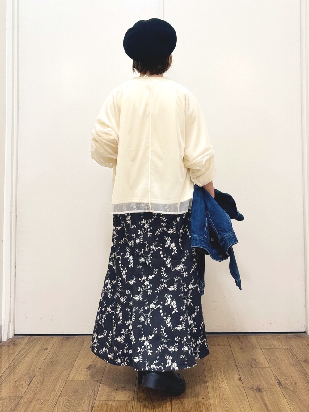 ブルー系のデニムジャケット、ブラック系のスカート、ブラック系のショルダーバッグを着用したレディースの秋コーディネートの5枚目の写真