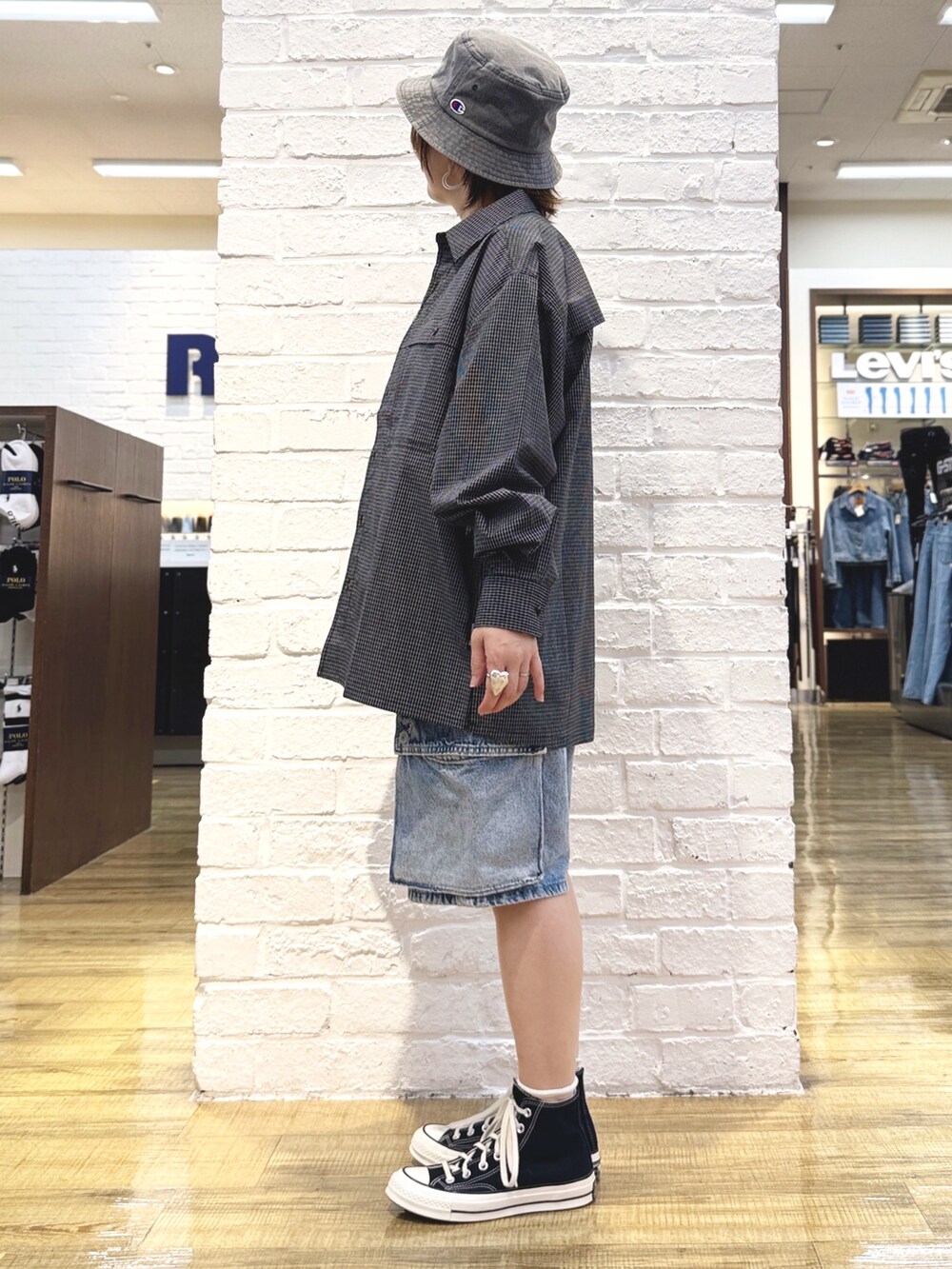 ブラック系のTシャツ/カットソー、ブルー系のその他パンツ、ブラック系のハットを着用したレディースの春コーディネートの5枚目の写真