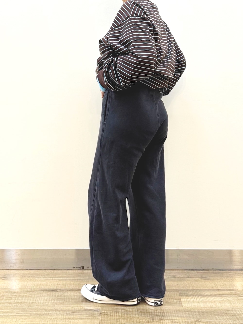 ブラック系のスウェットパンツ、ブラック系のショルダーバッグ、ブルー系のその他トップスを着用したレディースの冬コーディネートの7枚目の写真