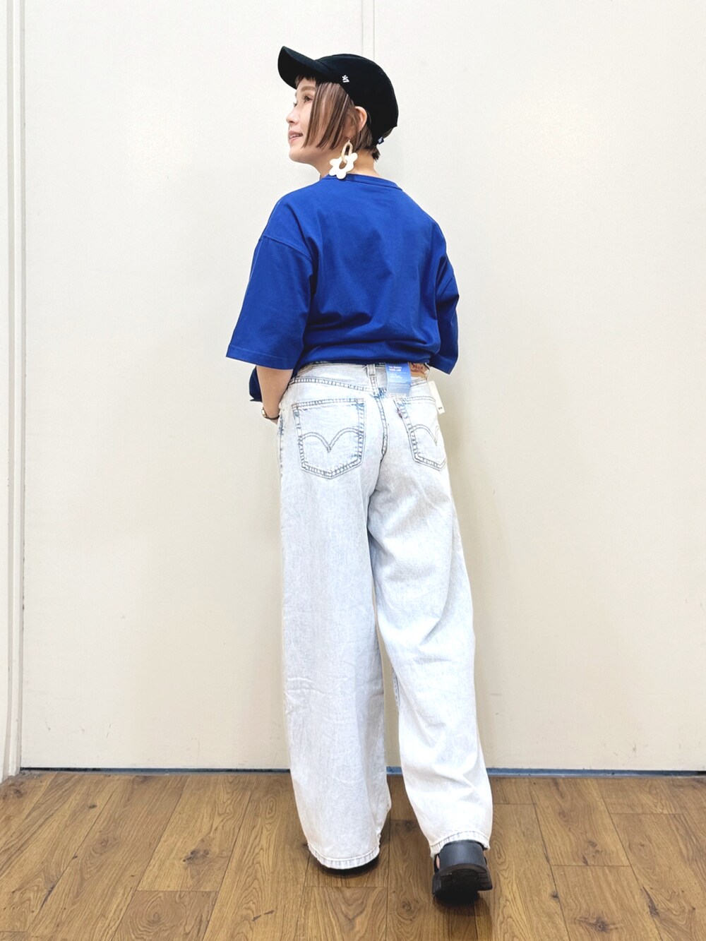 「MLB、夏コーデ、スポーツミックス、Right-on、ライトオン、キャップ、ワイドパンツ、Levi's、サンダル」｜「MLBの【MLB】【MLB】別注ワッペン刺繍Tシャツ（Tシャツ/カットソー、ブルー系）」を使った、m@さん（レディース・155cm）の夏コーディネートの4枚目の写真
