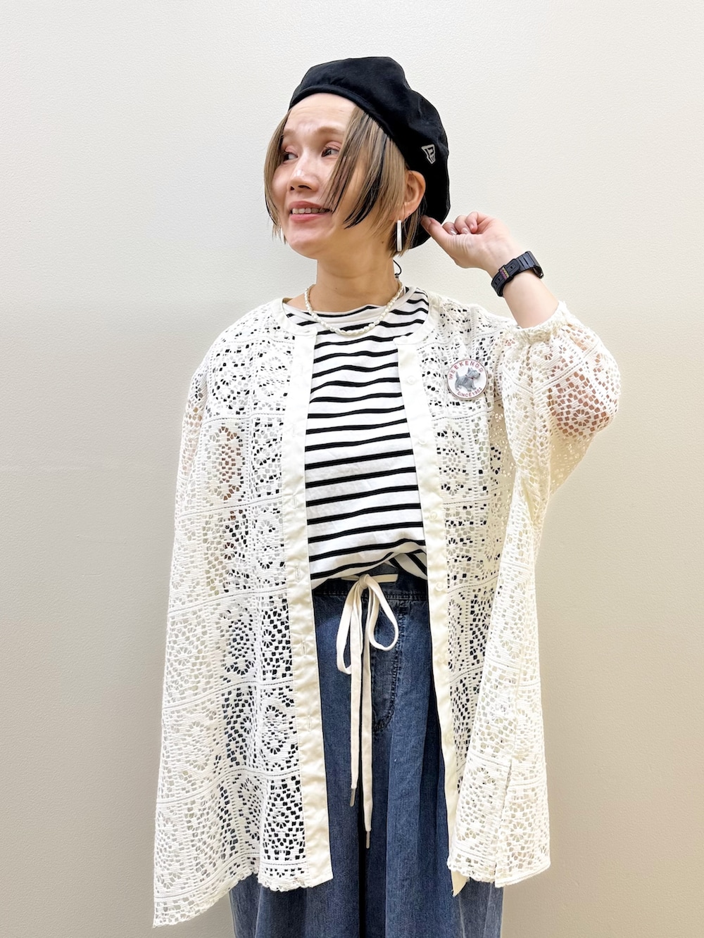 ホワイト系のシャツ/ブラウス、ブルー系のデニムパンツを着用したレディースの春コーディネートの2枚目の写真