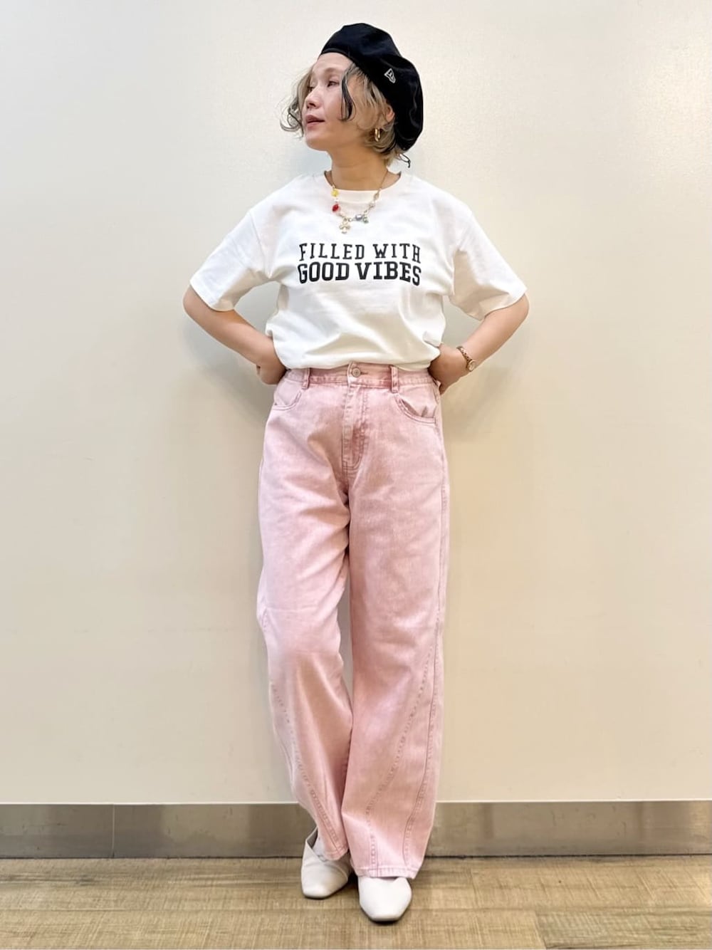ブラック系のスカート、ホワイト系のTシャツ/カットソー、ブラック系のショルダーバッグを着用したレディースの夏コーディネートの8枚目の写真