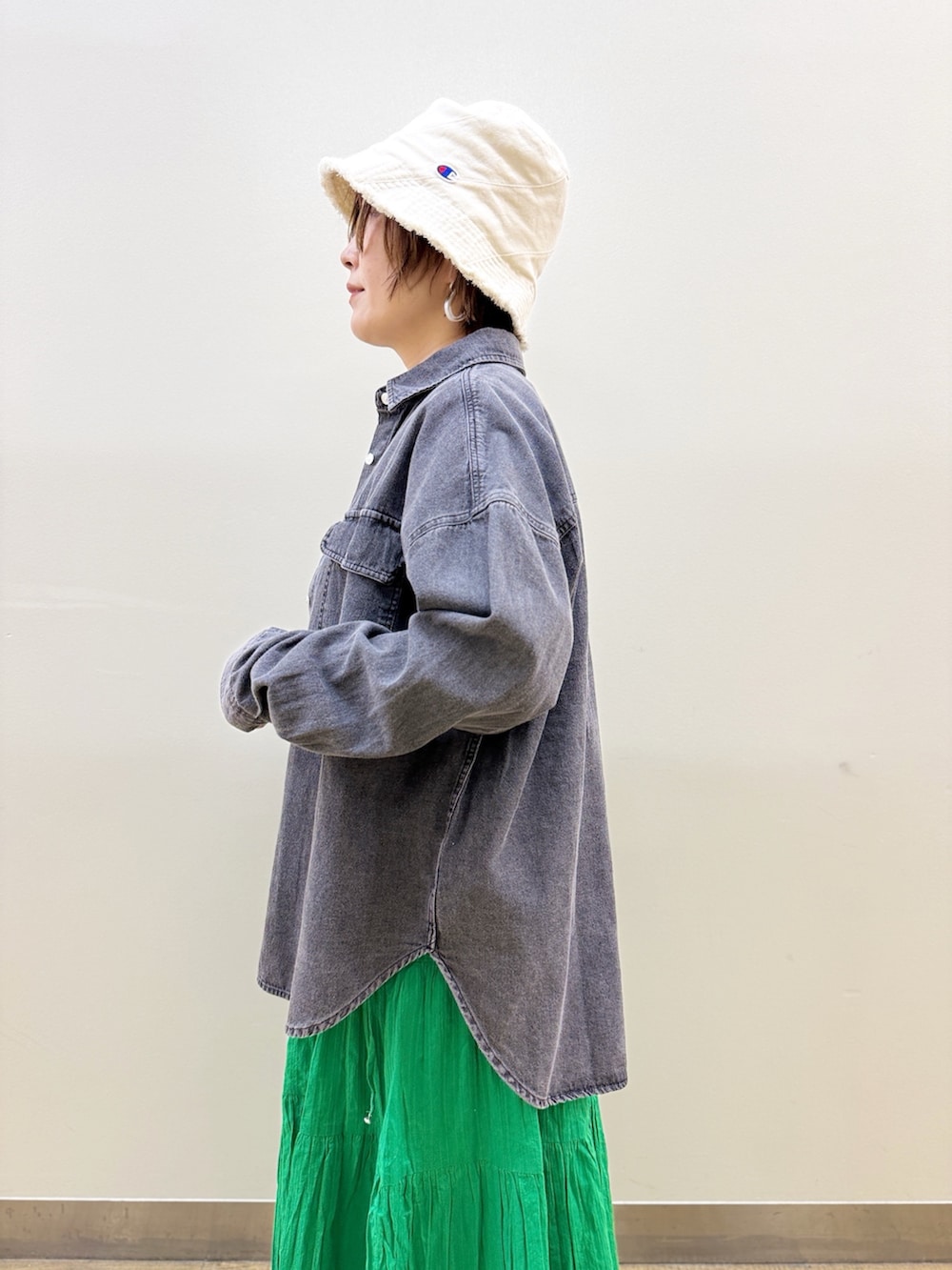 グレー系のシャツ/ブラウス、ホワイト系のトートバッグ、グレー系のスウェットを着用したレディースの春コーディネートの4枚目の写真