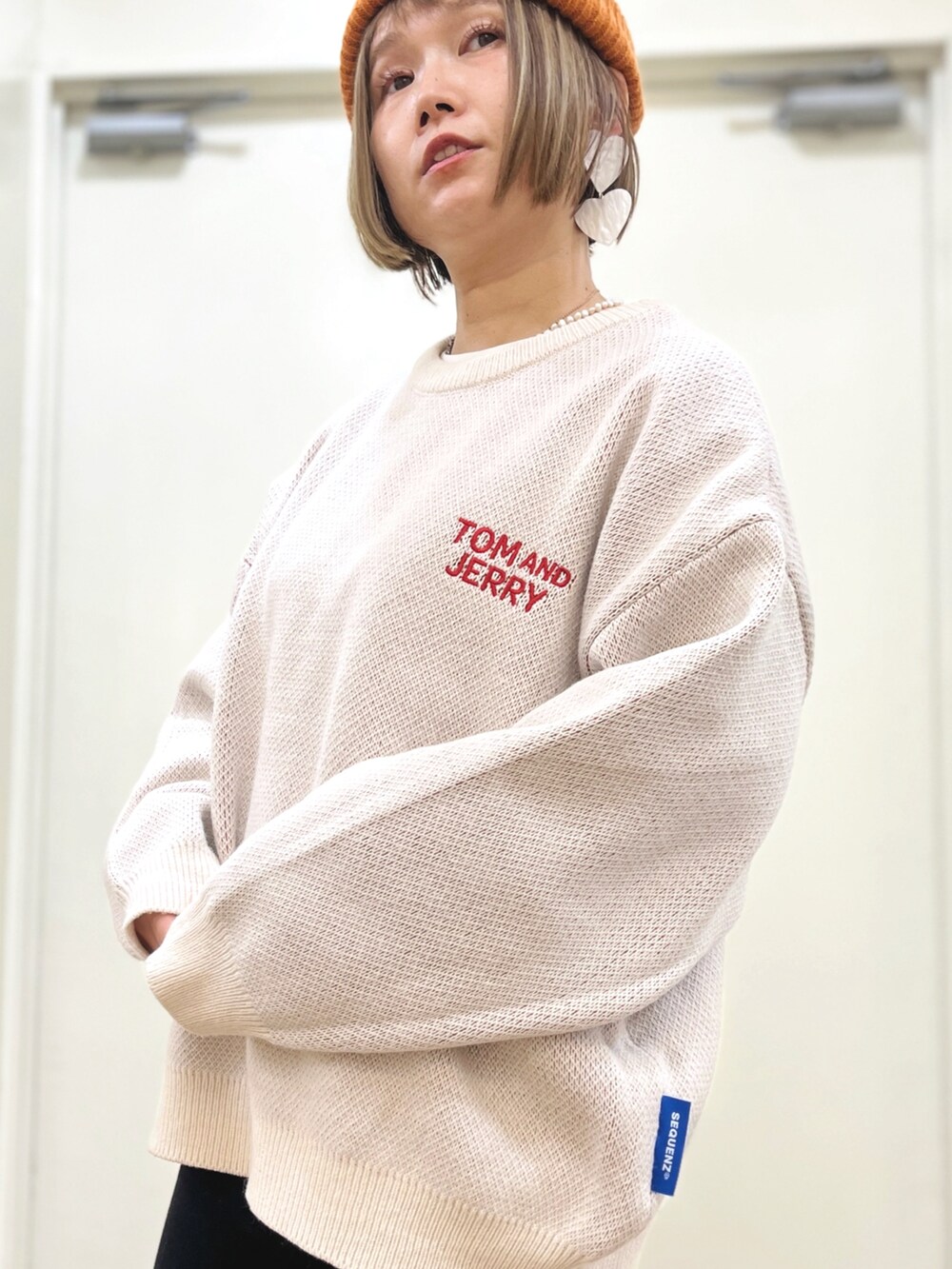 ブラック系のその他パンツ、ホワイト系のニット/セーター、ホワイト系のTシャツ/カットソーを着用したレディースの秋コーディネートの5枚目の写真