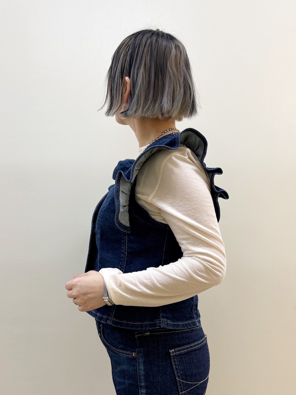 ブルー系のその他トップス、ブルー系のデニムパンツを着用したレディースの春コーディネートの5枚目の写真