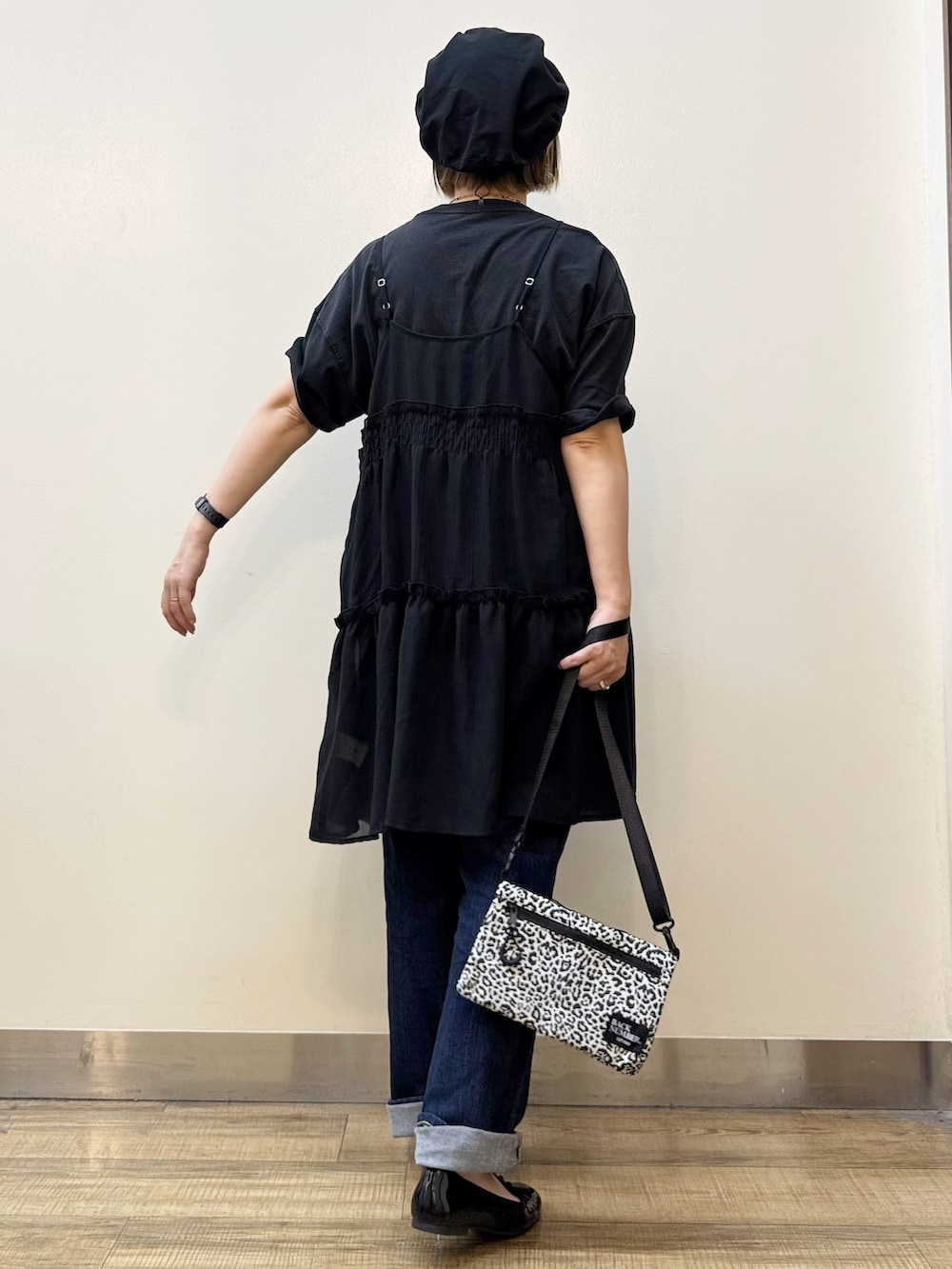 ブラック系のベスト、グレー系のTシャツ/カットソー、ブルー系のデニムパンツを着用したレディースの夏コーディネートの6枚目の写真