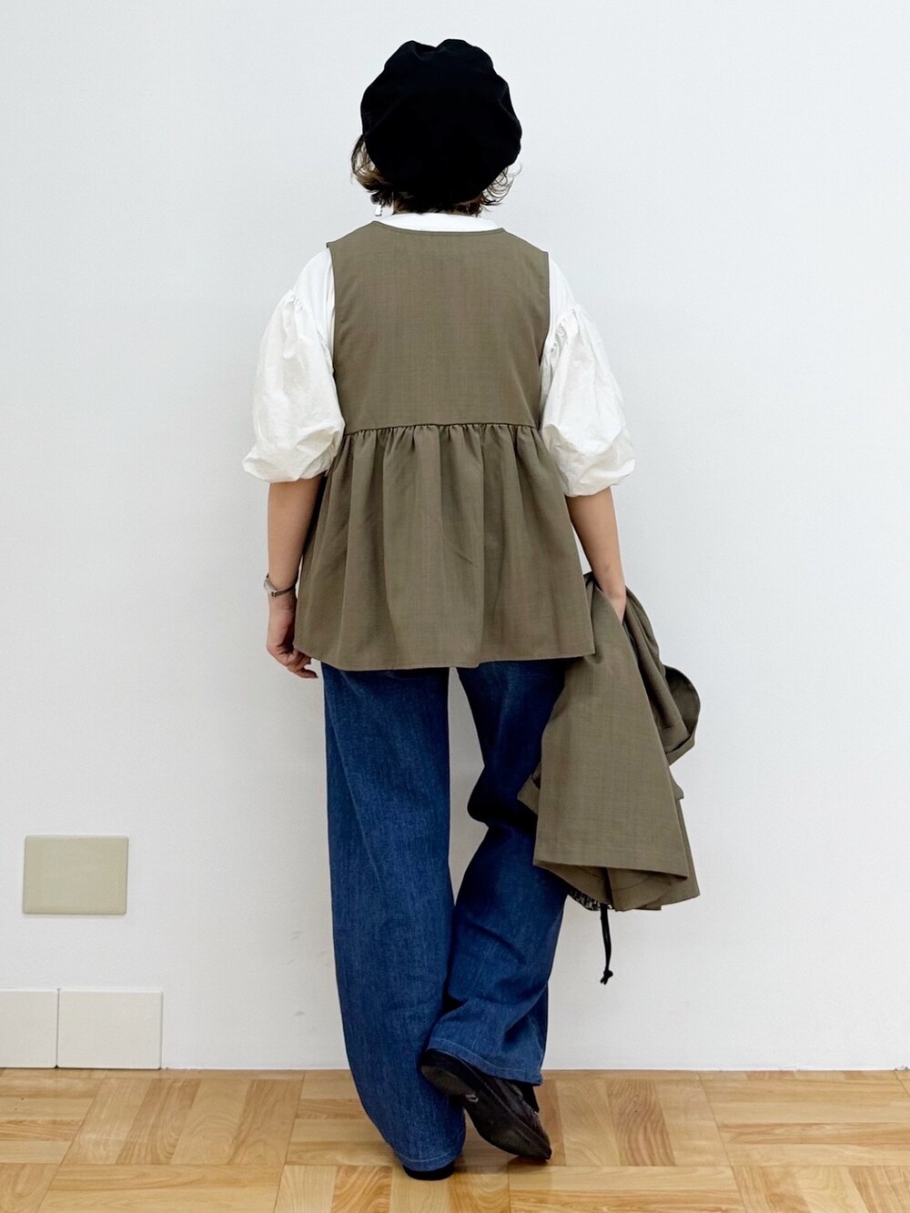 ブラウン系のその他トップス、ブラウン系のテーラードジャケット、ホワイト系のTシャツ/カットソーを着用したレディースの秋コーディネートの8枚目の写真