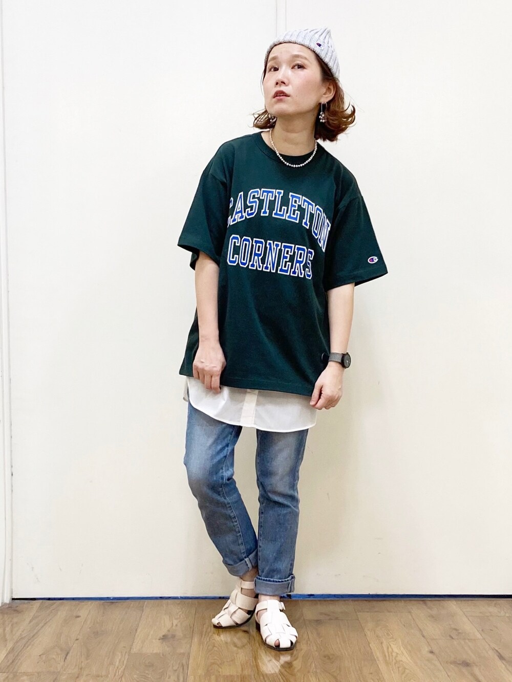 ブルー系のデニムパンツ、グリーン系のTシャツ/カットソー、ホワイト系のタンクトップを着用したレディースの春コーディネートの3枚目の写真