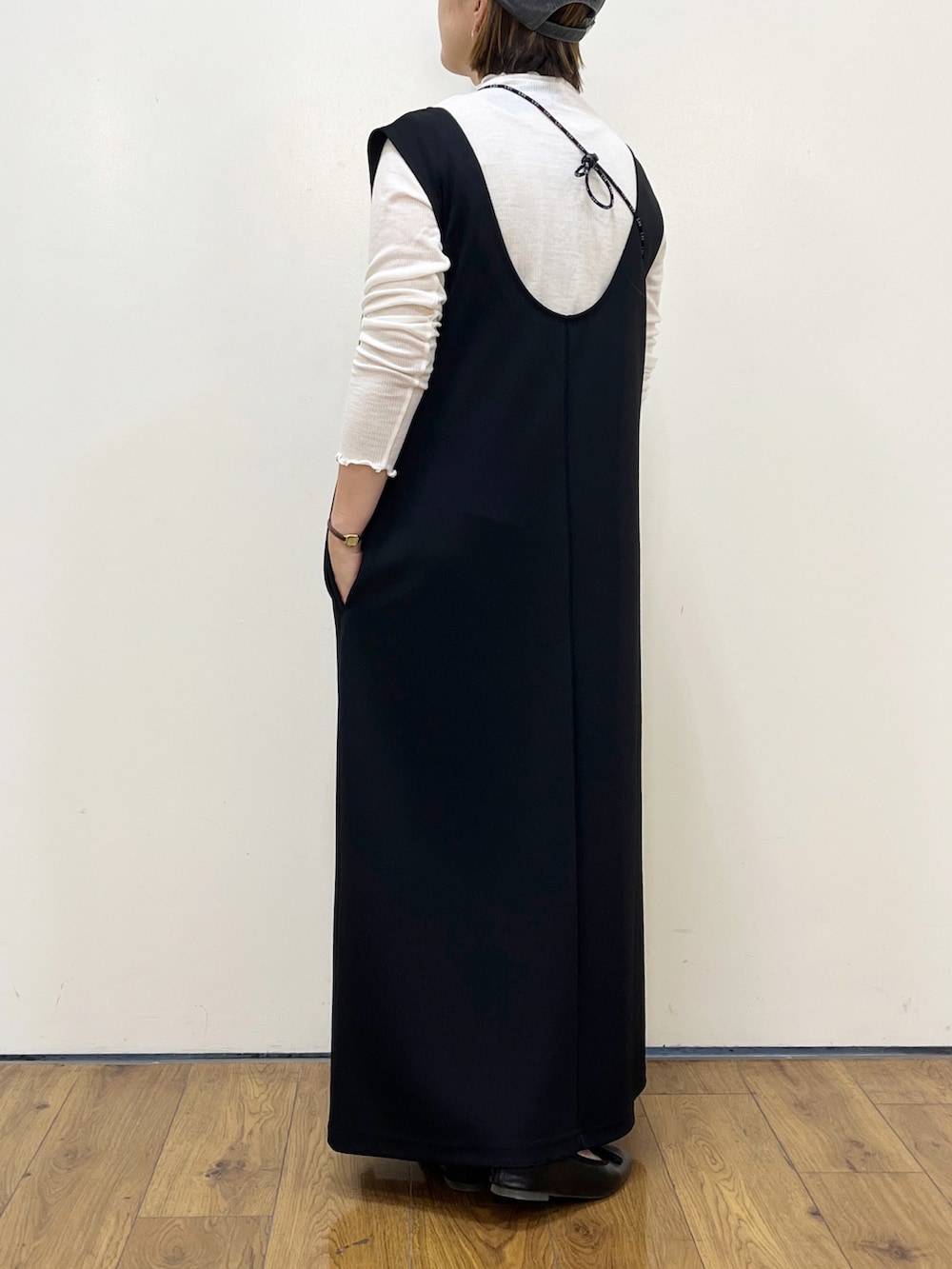 ブラック系のショルダーバッグ、ブラック系のサロペット/オーバーオール、ホワイト系のTシャツ/カットソーを着用したレディースの秋コーディネートの2枚目の写真