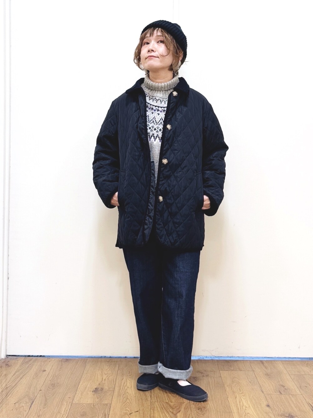 ホワイト系のニット/セーター、ブルー系のデニムパンツ、ブラック系のその他アウターを着用したレディースの冬コーディネートの3枚目の写真