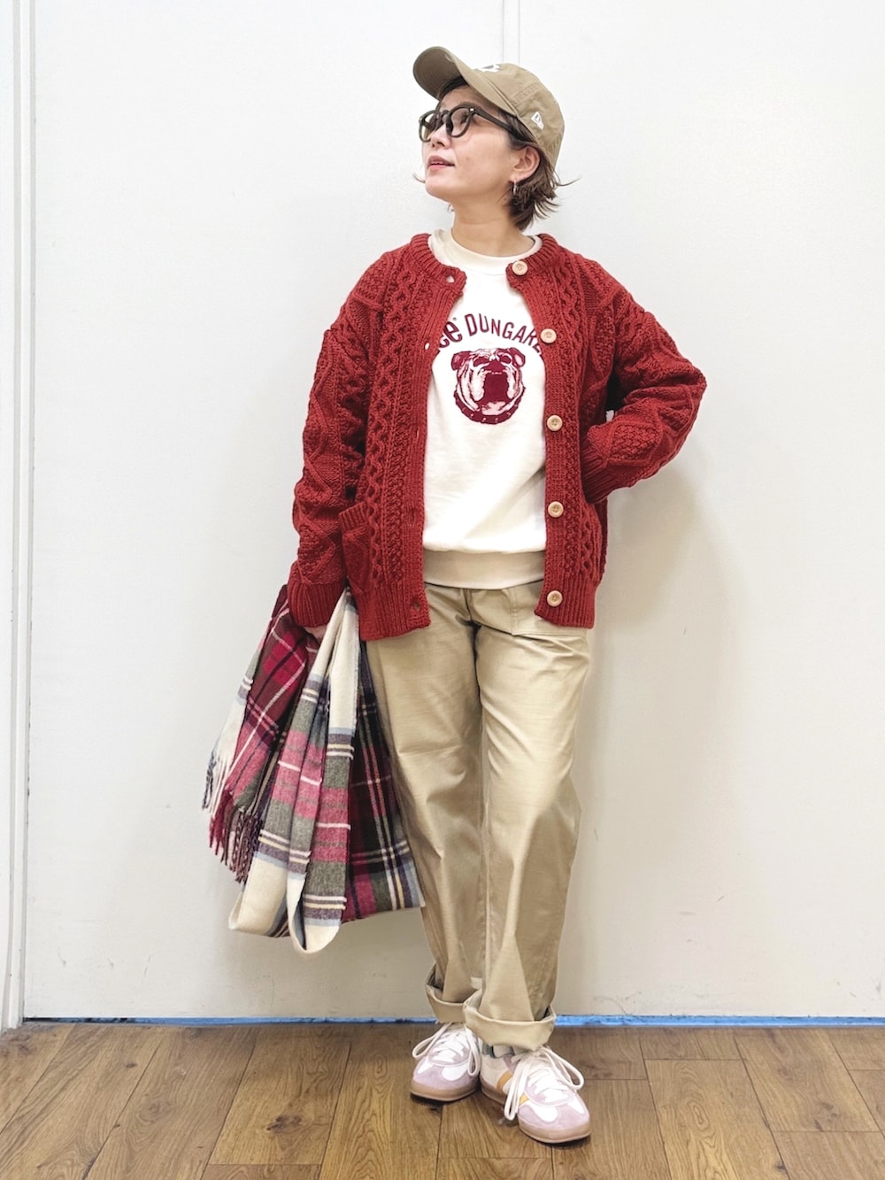 ベージュ系のその他パンツ、ホワイト系のスウェット、レッド系のニット/セーターを着用したレディースの秋コーディネートの2枚目の写真