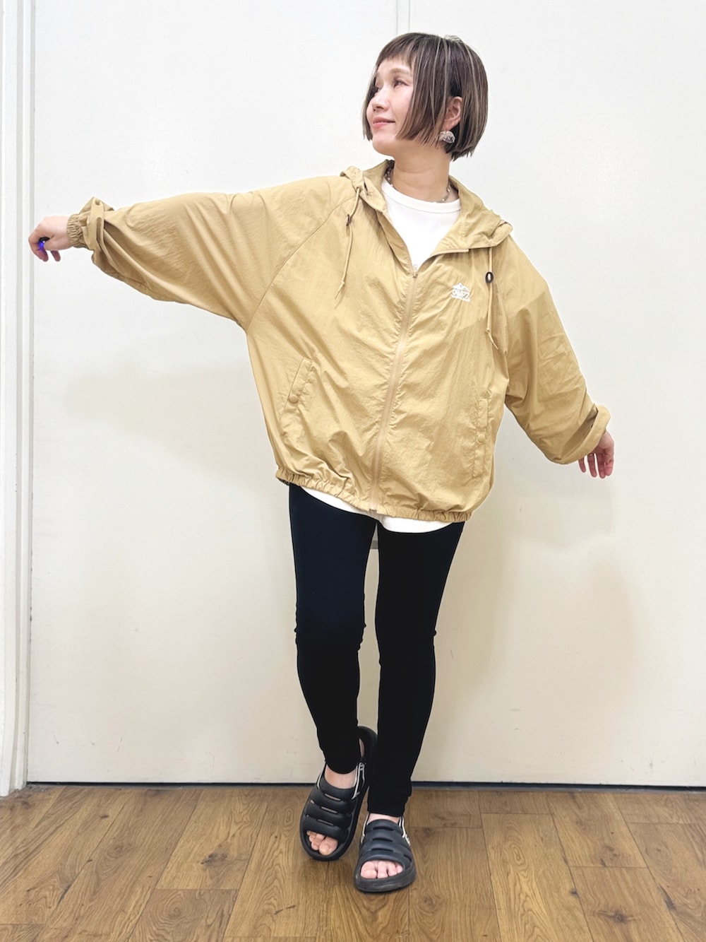 ホワイト系のTシャツ/カットソー、ブラック系のその他パンツ、ブラック系のサンダルを着用したレディースの春コーディネートの5枚目の写真