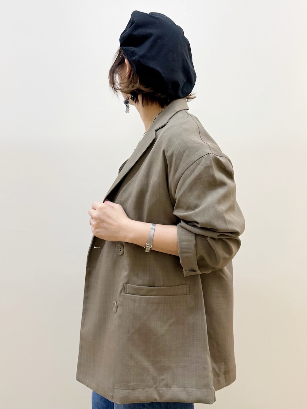 ブラウン系のその他トップス、ブラウン系のテーラードジャケット、ホワイト系のTシャツ/カットソーを着用したレディースの秋コーディネートの3枚目の写真