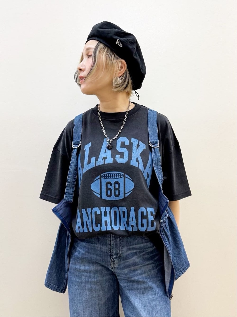 グレー系のTシャツ/カットソー、ブルー系のデニムパンツを着用したレディースの春コーディネートの2枚目の写真