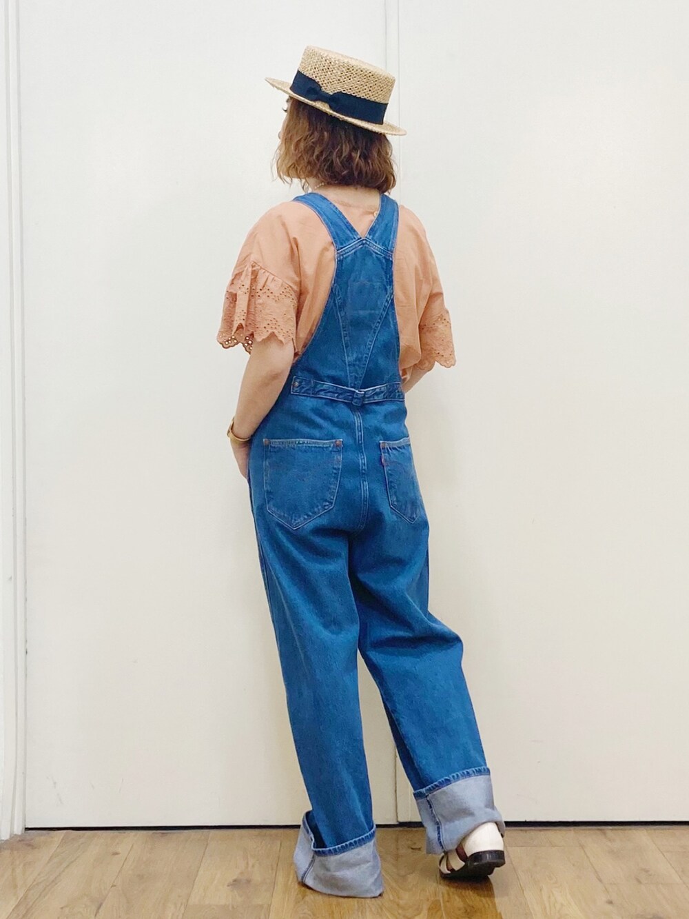 オレンジ系のシャツ/ブラウス、ブルー系のサロペット/オーバーオール、ホワイト系のサンダルを着用したレディースの夏コーディネートの3枚目の写真