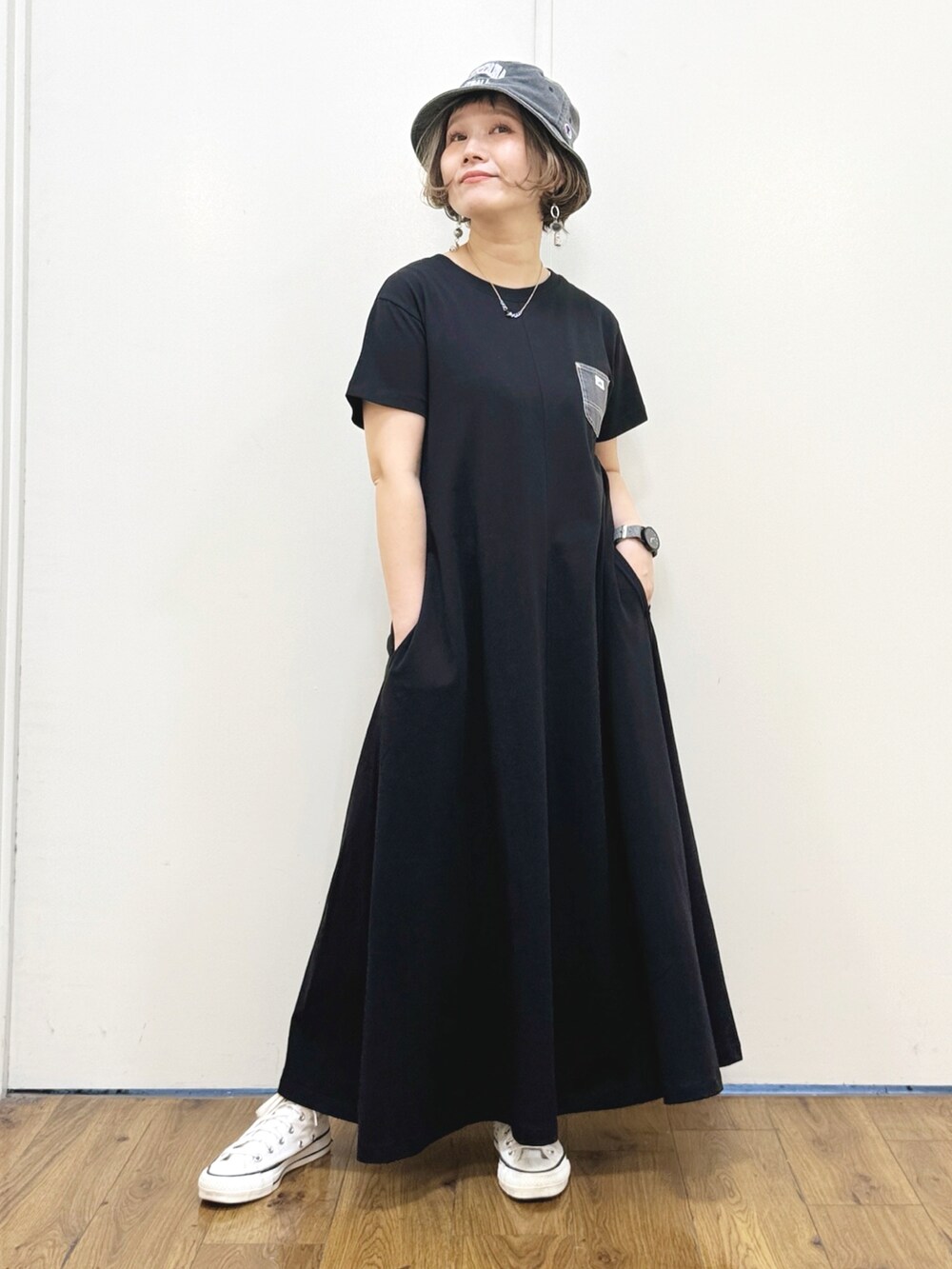ブラック系のTシャツ/カットソー、ブラック系のキャミソール、ホワイト系のショルダーバッグを着用したレディースの春コーディネートの2枚目の写真