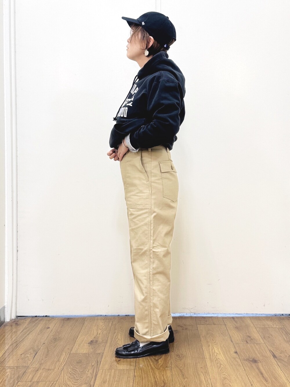 ブラック系のパーカー、ホワイト系のシャツ/ブラウス、ベージュ系のその他パンツを着用したレディースの冬コーディネートの7枚目の写真