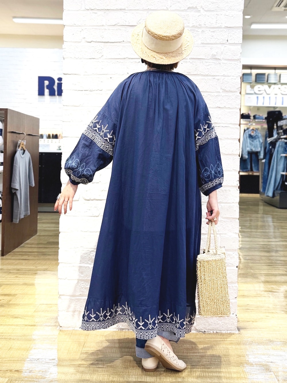 ホワイト系のTシャツ/カットソー、ブルー系のデニムパンツ、ゴールド系のハンドバッグを着用したレディースの夏コーディネートの5枚目の写真