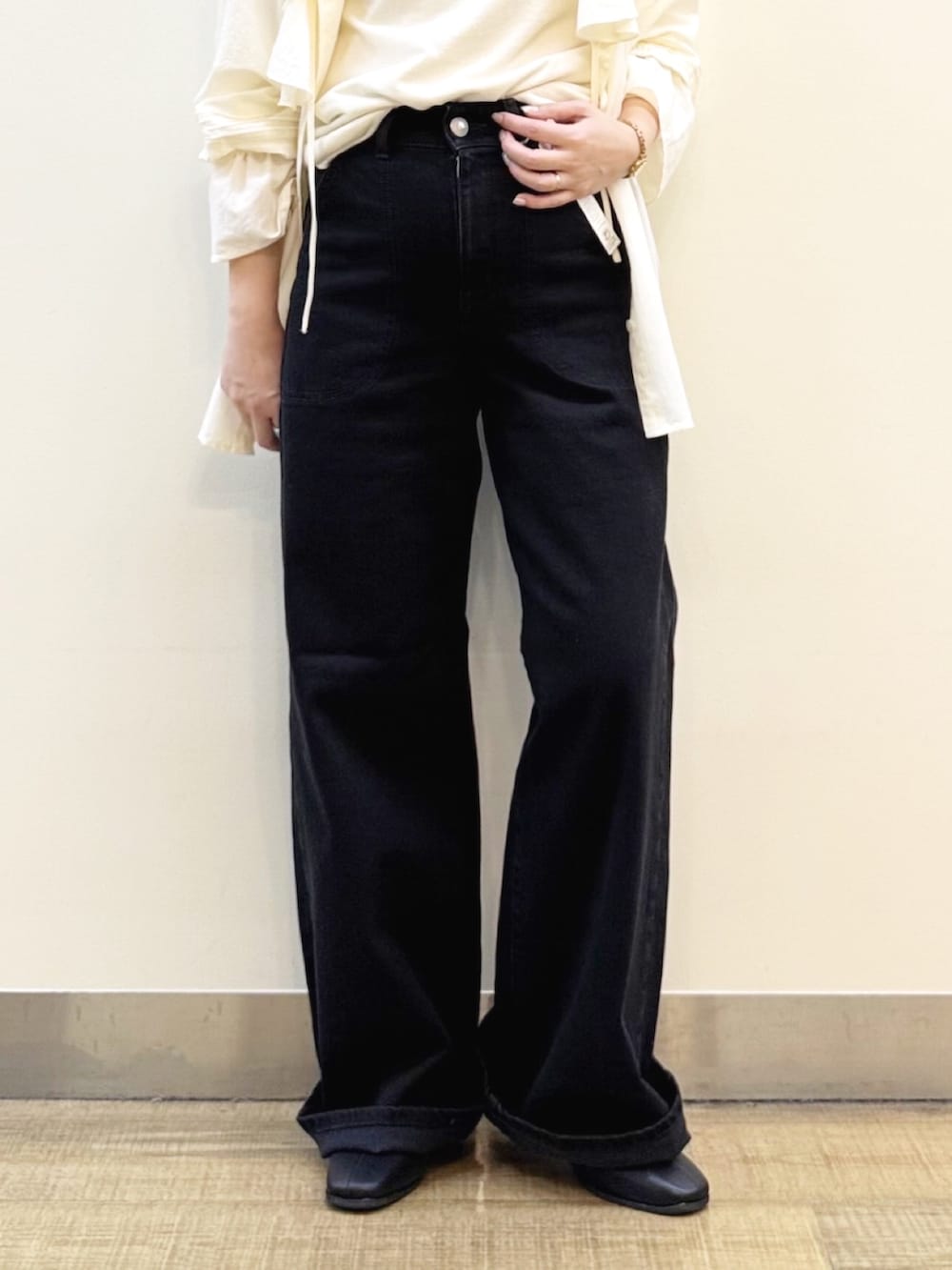 ホワイト系のTシャツ/カットソー、ホワイト系のシャツ/ブラウス、ブラック系のデニムパンツを着用したレディースの冬コーディネートの6枚目の写真