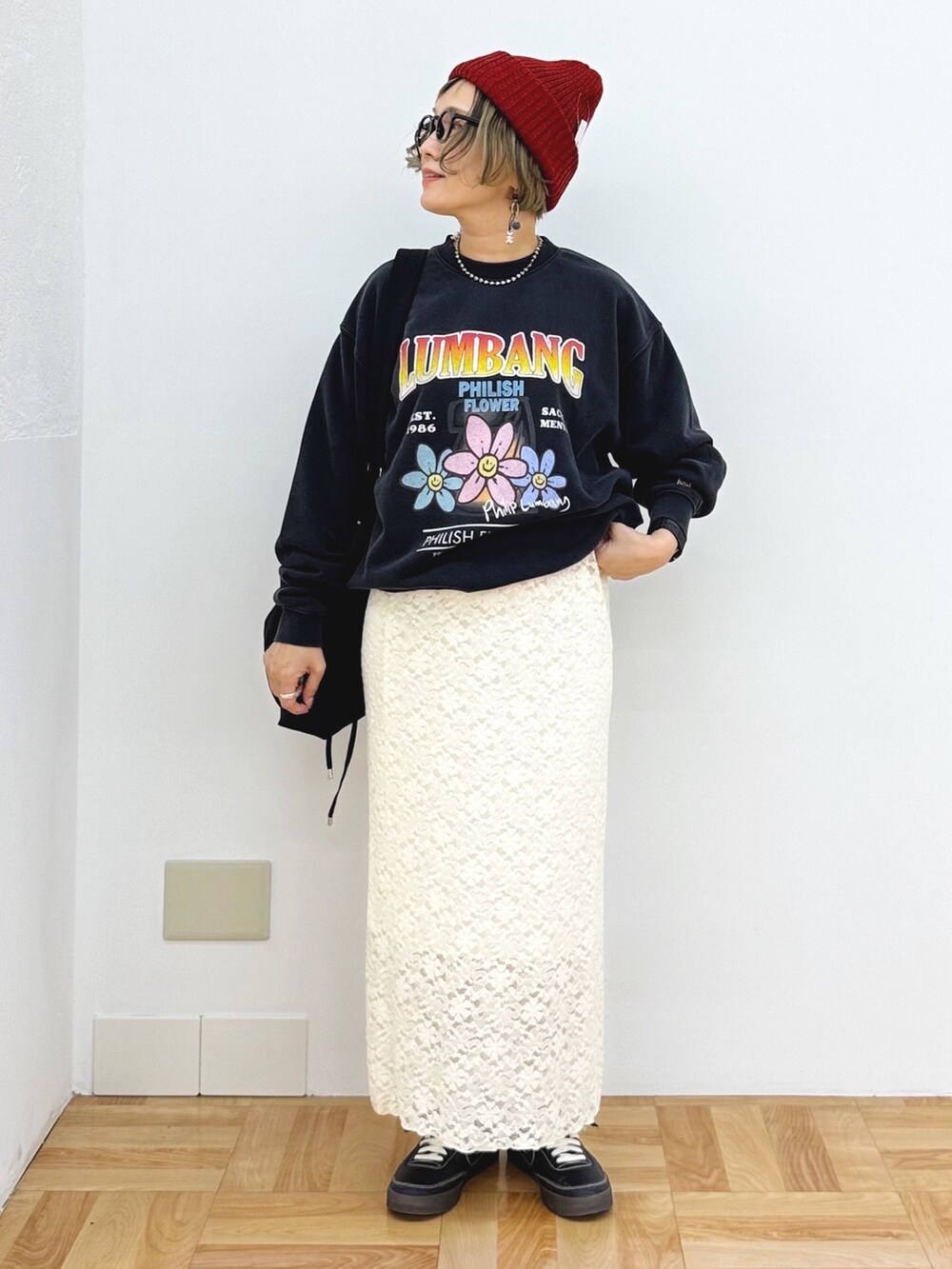 ホワイト系のスカート、ブラック系のスニーカー、ブラック系のショルダーバッグを着用したレディースの秋コーディネートの8枚目の写真