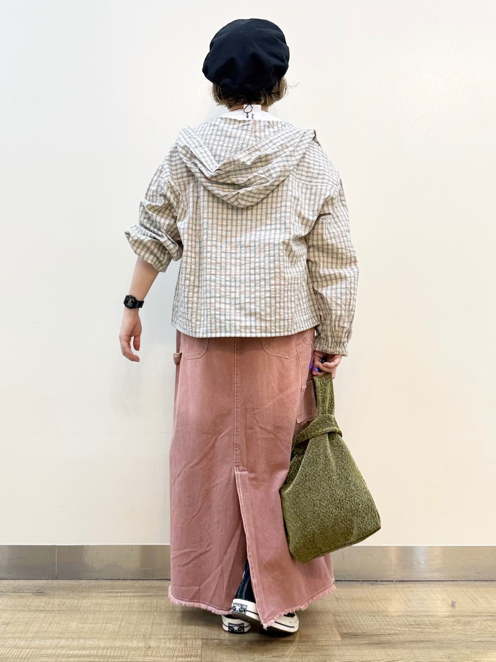 ホワイト系のシャツ/ブラウス、ホワイト系のTシャツ/カットソー、その他のスカートを着用したレディースの秋コーディネートの5枚目の写真