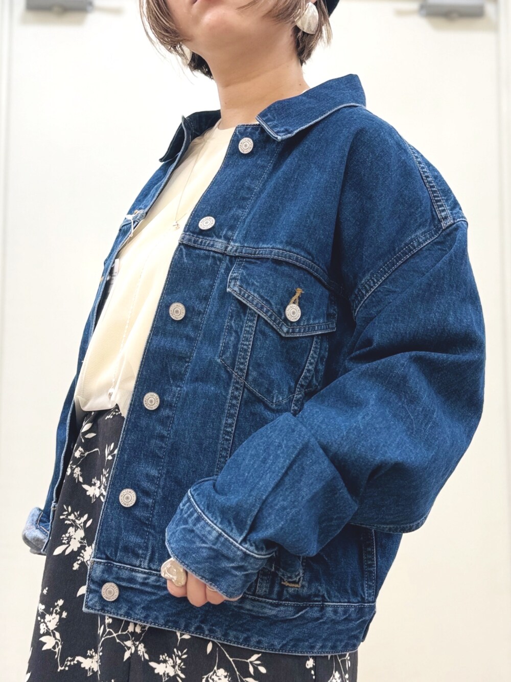 ブルー系のデニムジャケット、ブラック系のスカート、ブラック系のショルダーバッグを着用したレディースの秋コーディネートの7枚目の写真