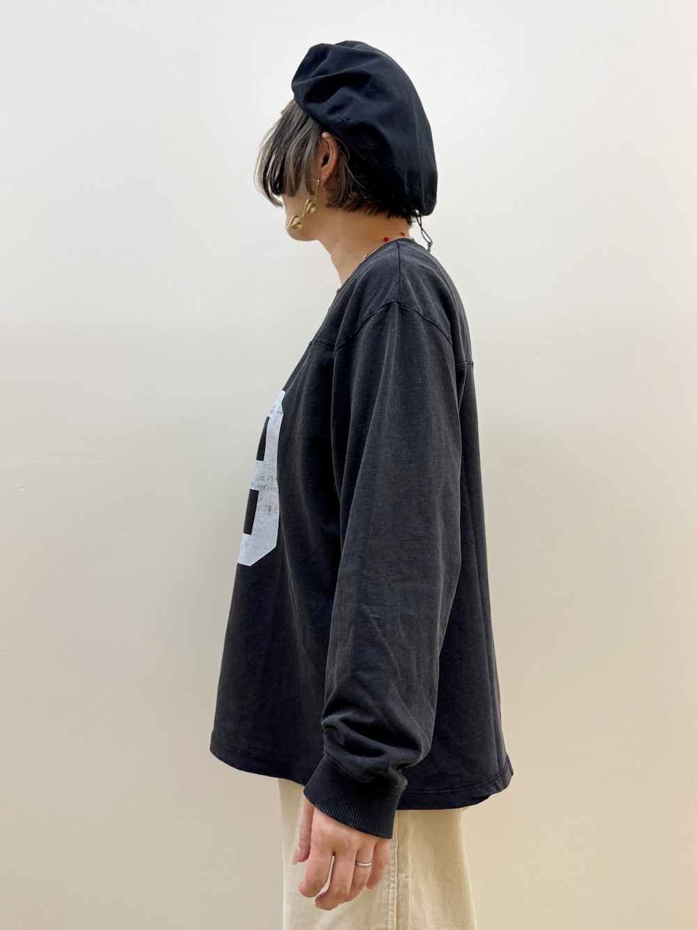 ホワイト系のTシャツ/カットソー、グレー系のTシャツ/カットソー、ベージュ系のトートバッグを着用したレディースの秋コーディネートの9枚目の写真