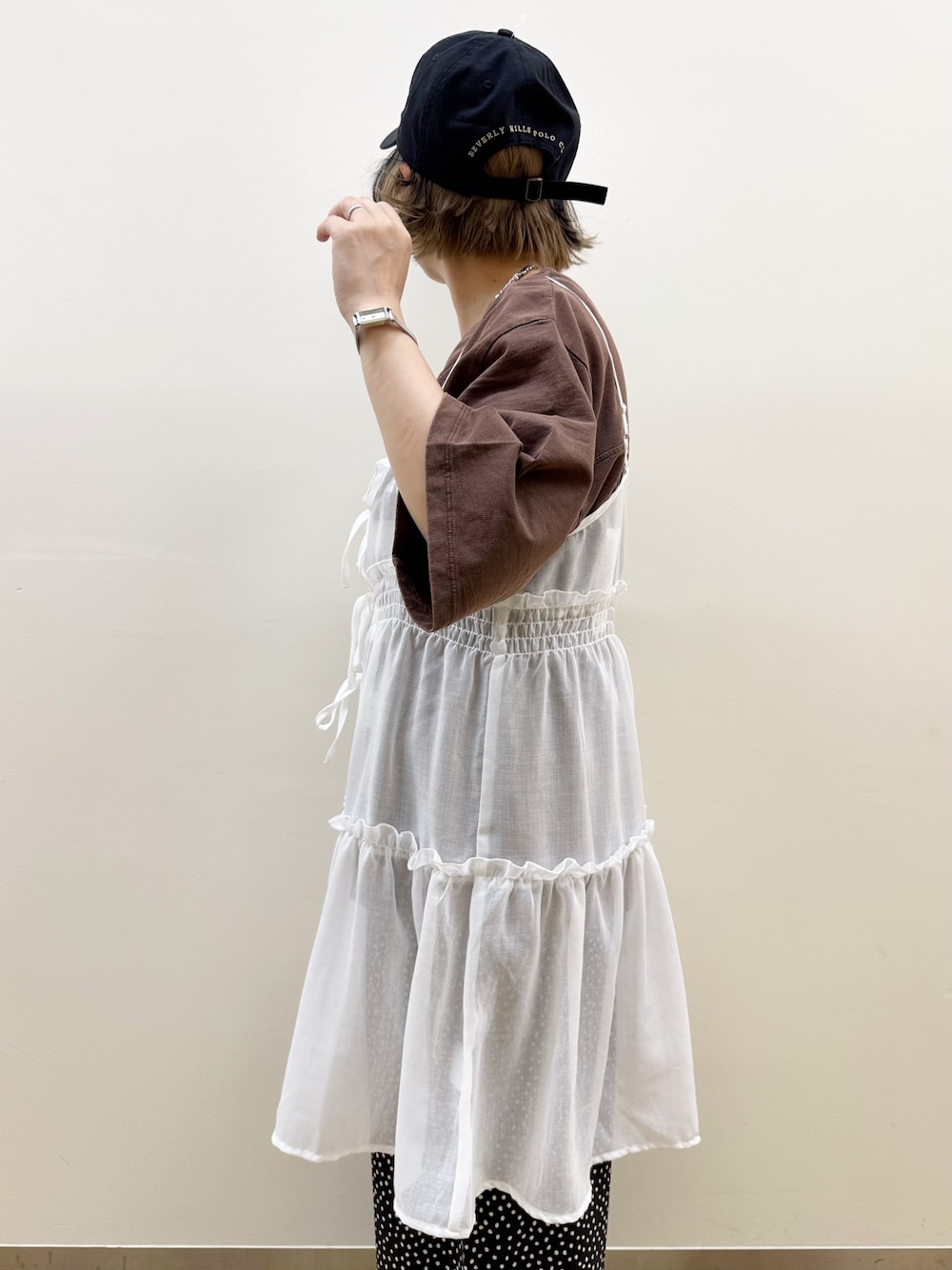 ブラウン系のTシャツ/カットソー、ホワイト系のその他パンツ、ブラック系のショルダーバッグを着用したレディースの夏コーディネートの4枚目の写真