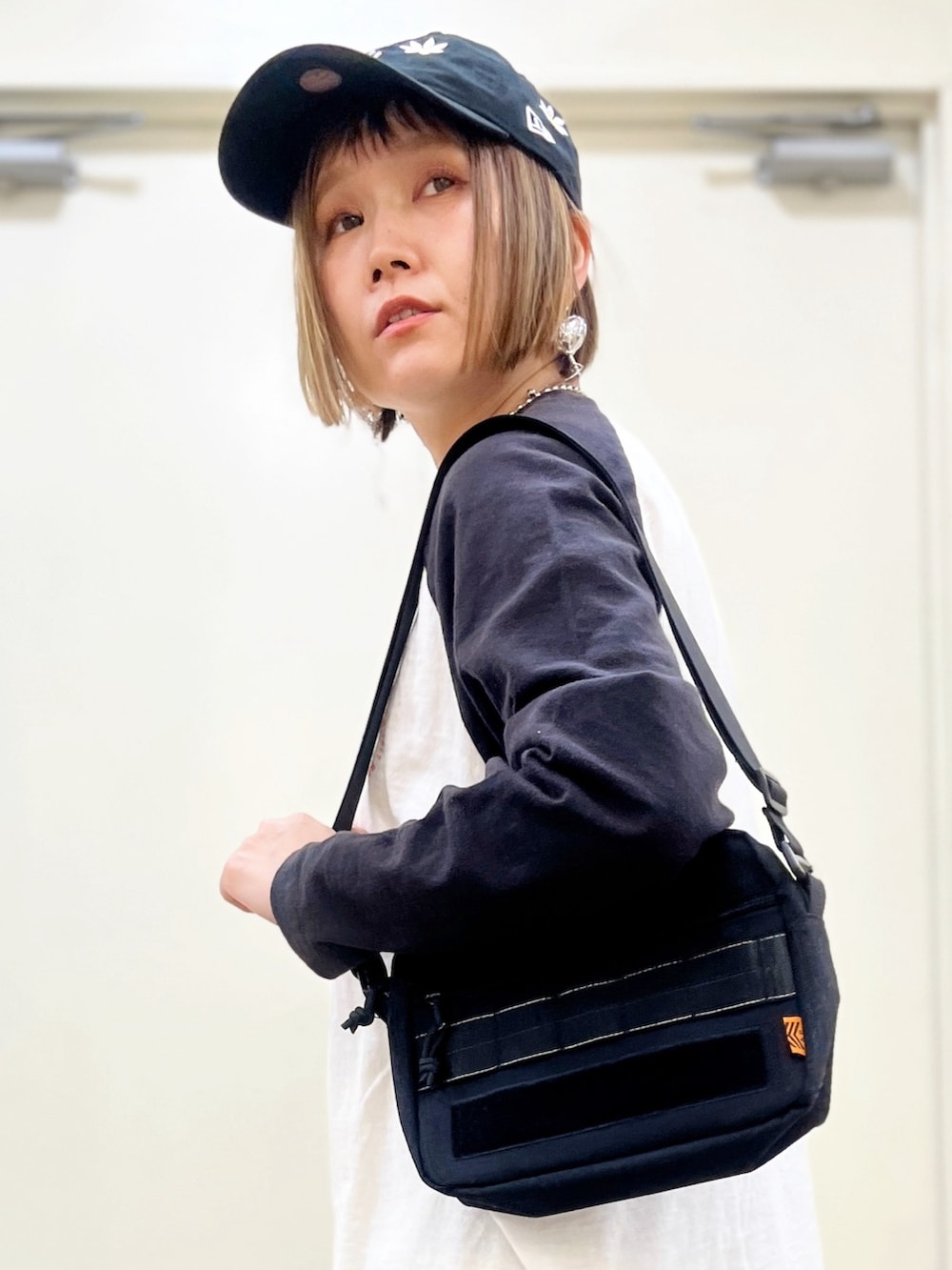 ブラック系のTシャツ/カットソー、ブラック系のシャツ/ブラウス、ブラック系のショルダーバッグを着用したレディースの春コーディネートの4枚目の写真