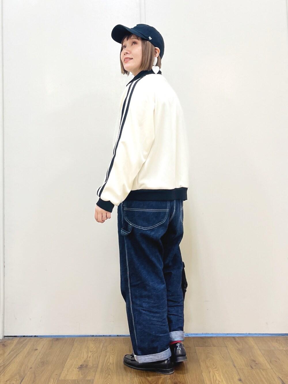 ブラック系のジャージ、ブルー系のサロペット/オーバーオール、ブラック系のローファーを着用したレディースの春コーディネートの2枚目の写真