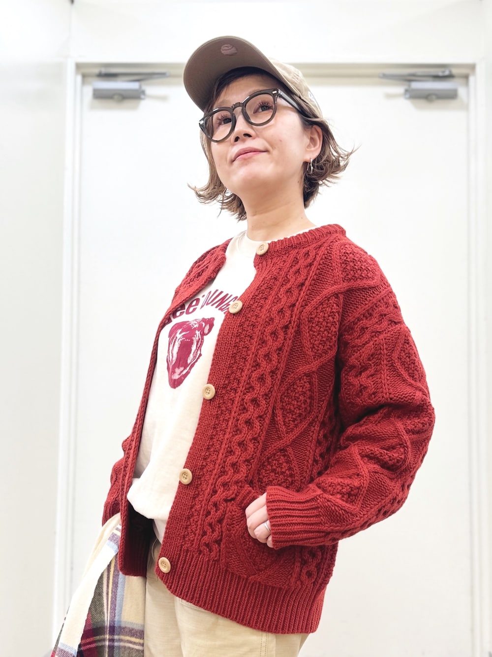 ベージュ系のその他パンツ、ホワイト系のスウェット、レッド系のニット/セーターを着用したレディースの秋コーディネートの3枚目の写真