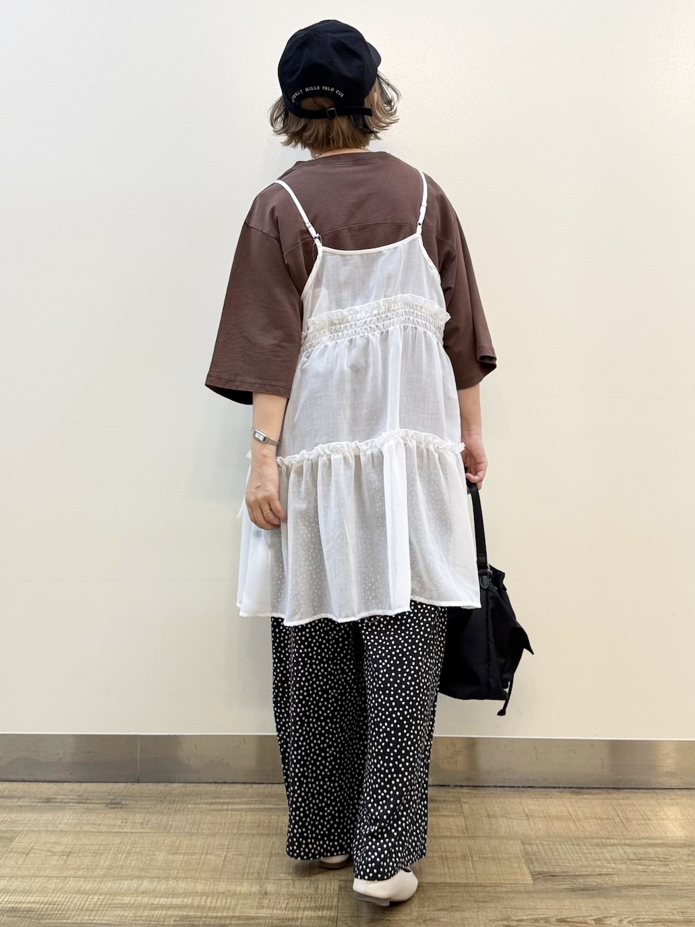 ブラウン系のTシャツ/カットソー、ホワイト系のその他パンツ、ブラック系のショルダーバッグを着用したレディースの夏コーディネートの5枚目の写真