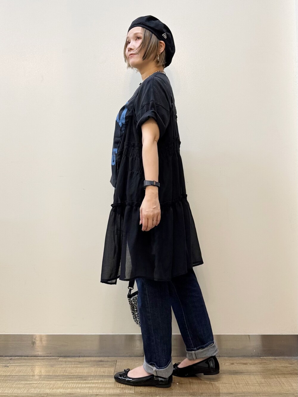 ブラック系のベスト、グレー系のTシャツ/カットソー、ブルー系のデニムパンツを着用したレディースの夏コーディネートの4枚目の写真
