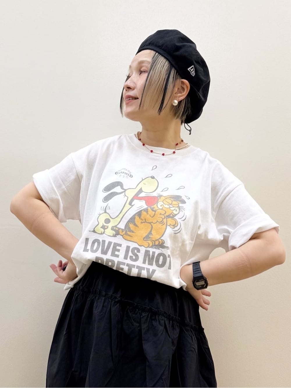 ホワイト系のTシャツ/カットソー、ブラック系のスカート、ホワイト系のショルダーバッグを着用したレディースの春コーディネートの2枚目の写真