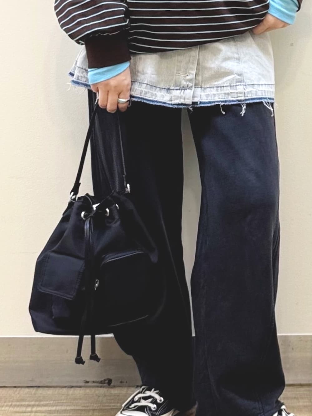 ブラック系のスウェットパンツ、ブラック系のショルダーバッグ、ブルー系のその他トップスを着用したレディースの冬コーディネートの9枚目の写真