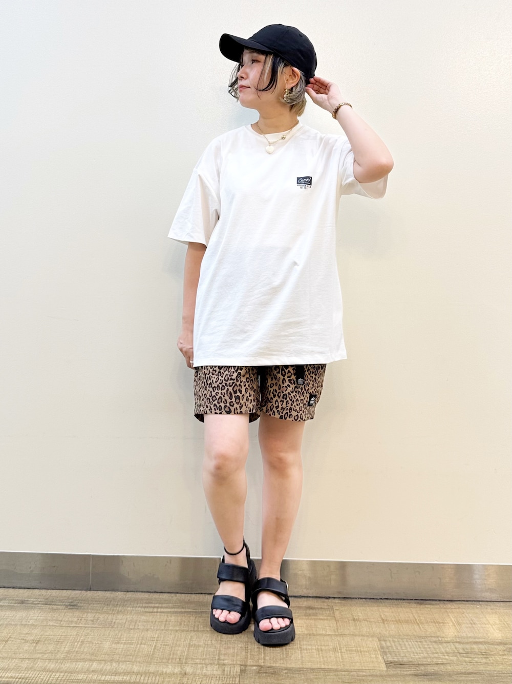 ブラック系のシャツ/ブラウス、ホワイト系のTシャツ/カットソー、イエロー系のその他パンツを着用したレディースの春コーディネートの9枚目の写真