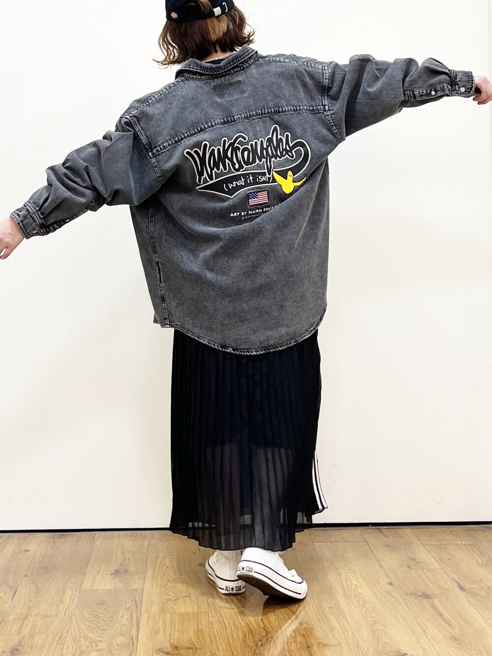 ブラック系のスカート、ブラック系のシャツ/ブラウス、ホワイト系のスニーカーを着用したレディースの春コーディネートの3枚目の写真