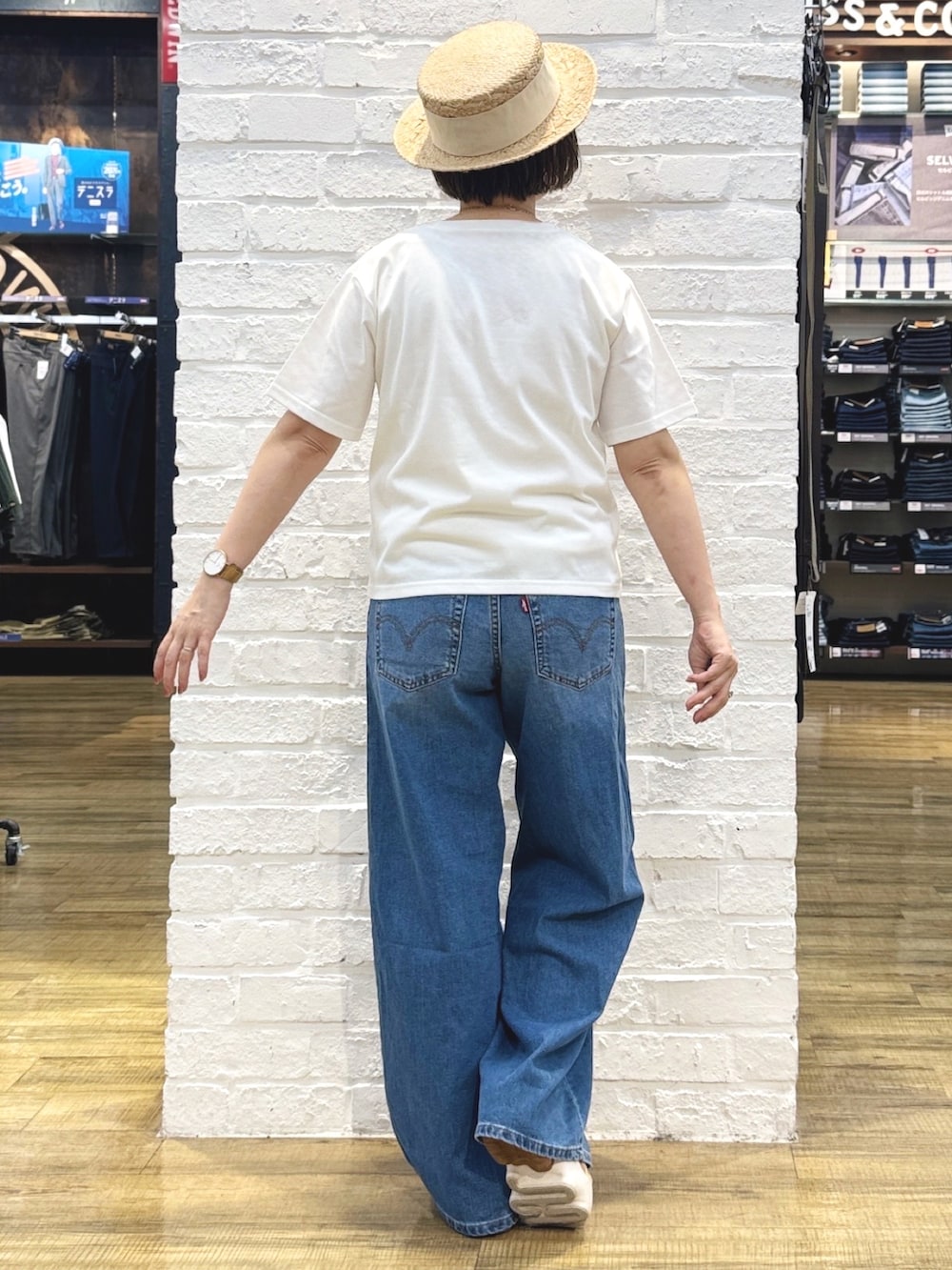 ホワイト系のTシャツ/カットソー、ブルー系のデニムパンツ、ゴールド系のハンドバッグを着用したレディースの夏コーディネートの7枚目の写真