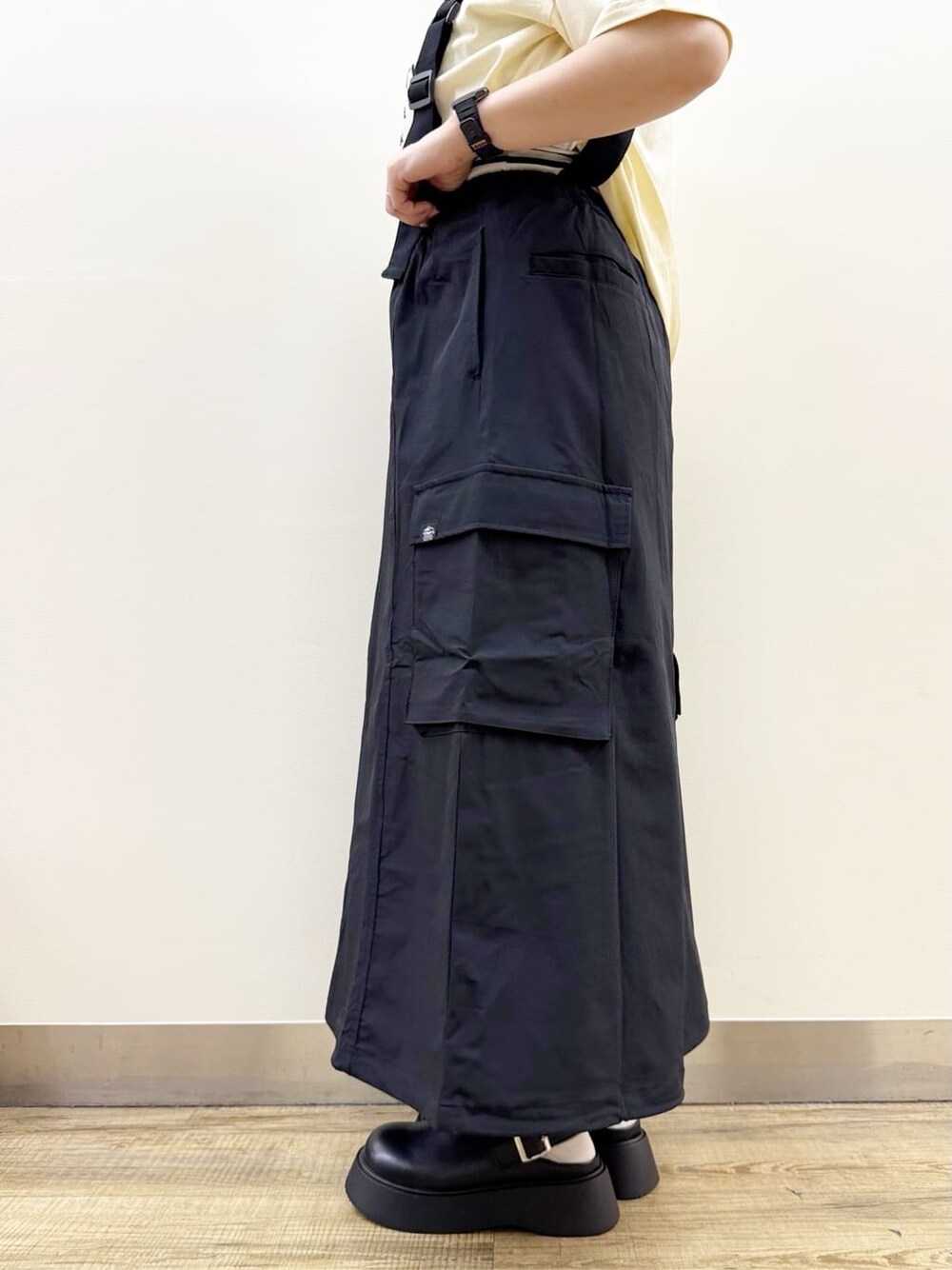 ホワイト系のTシャツ/カットソー、ブラック系のスカート、レッド系のエコバッグ/サブバッグを着用したレディースの春コーディネートの8枚目の写真
