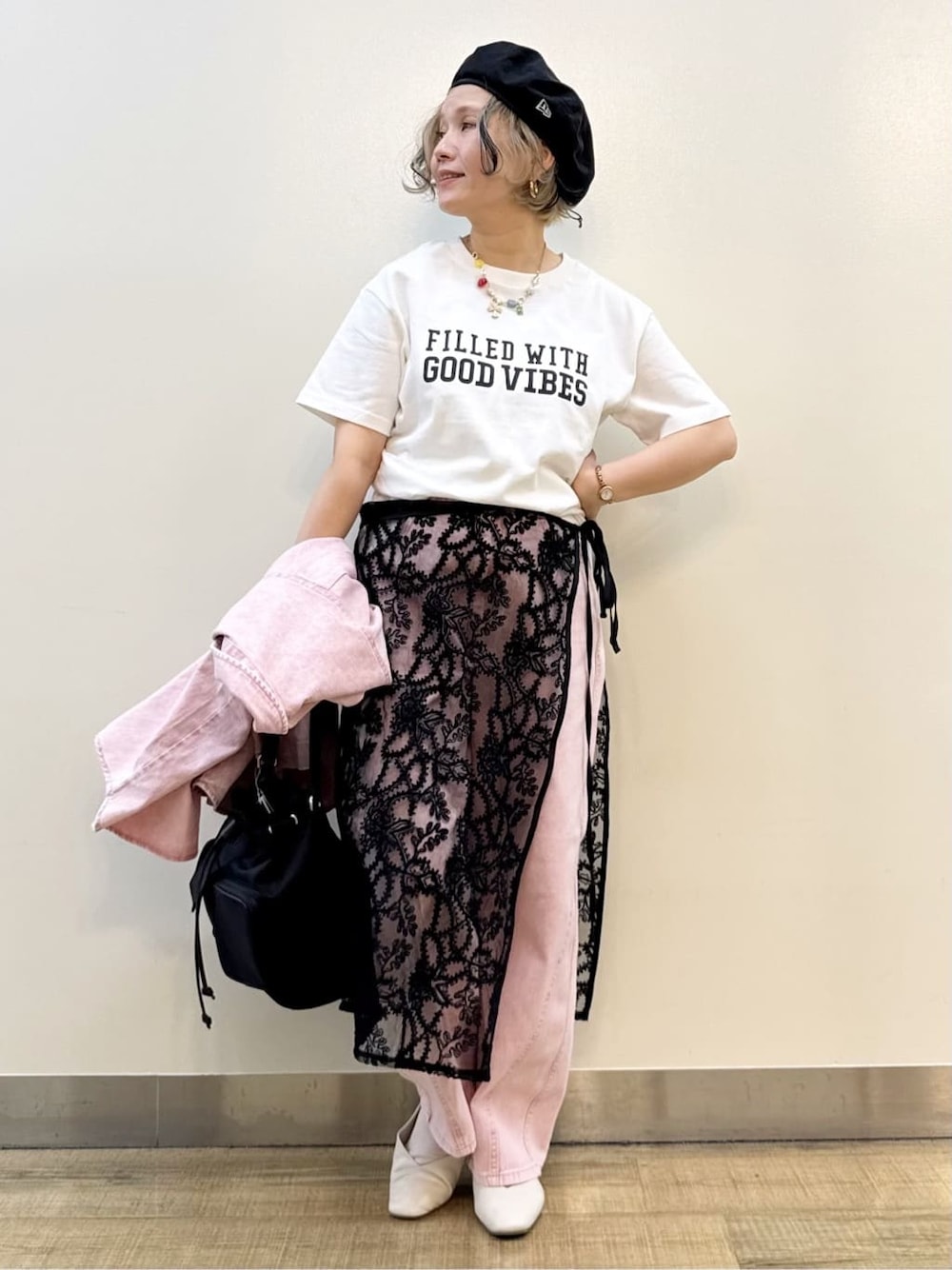 ブラック系のスカート、ホワイト系のTシャツ/カットソー、ブラック系のショルダーバッグを着用したレディースの夏コーディネートの10枚目の写真