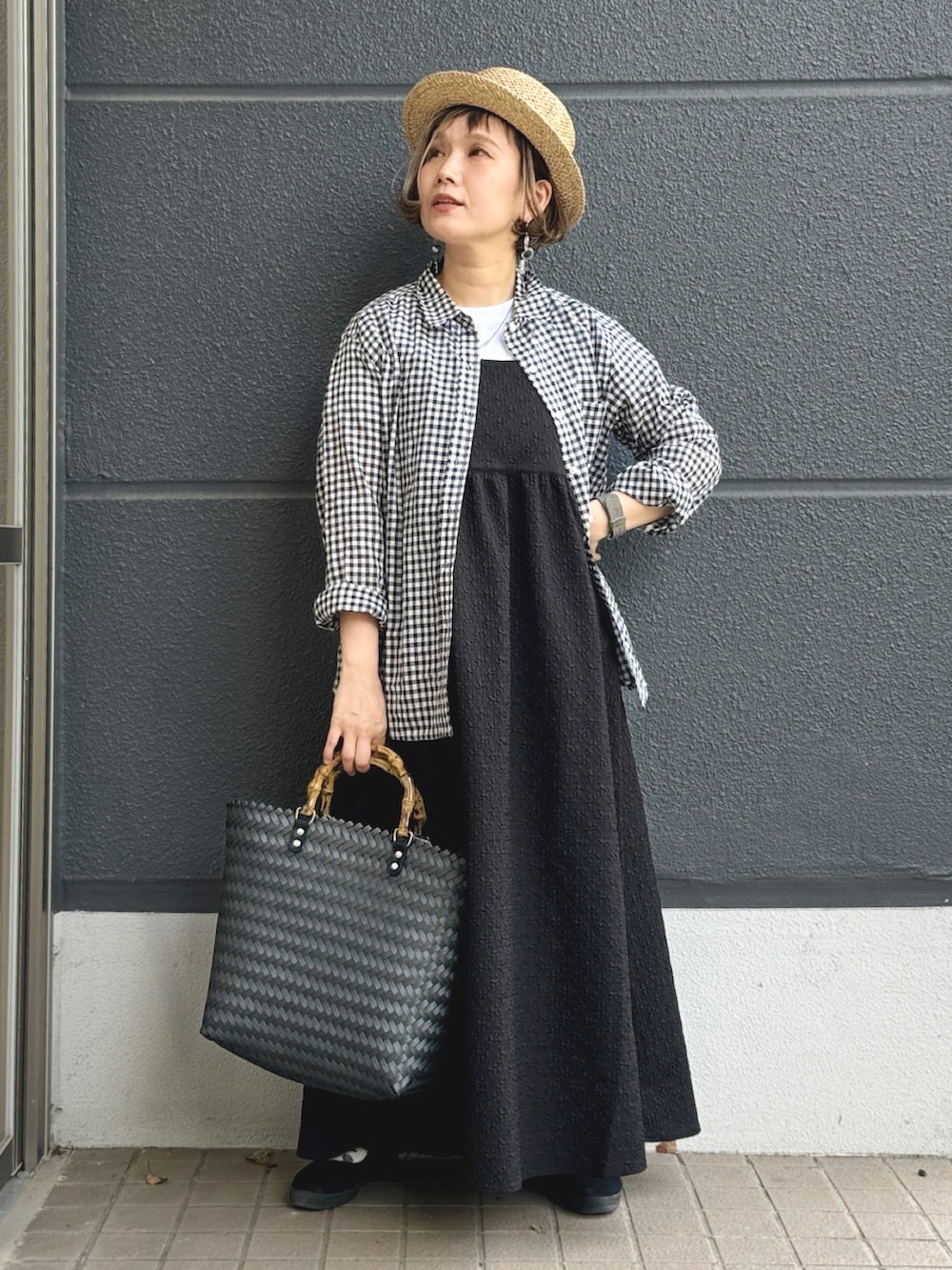 ホワイト系のTシャツ/カットソー、ブラック系のワンピース、ホワイト系のシャツ/ブラウスを着用したレディースの春コーディネートの4枚目の写真