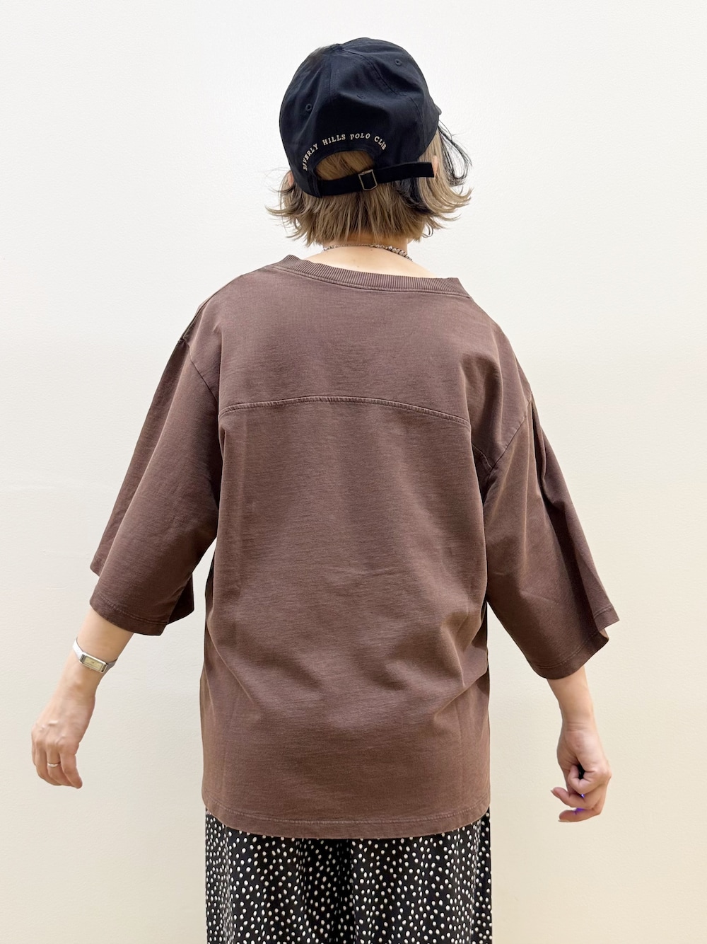 ブラウン系のTシャツ/カットソー、ホワイト系のその他パンツ、ブラック系のショルダーバッグを着用したレディースの夏コーディネートの9枚目の写真