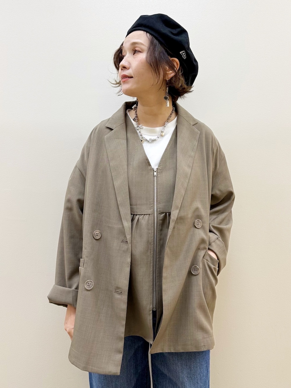 ブラウン系のその他トップス、ブラウン系のテーラードジャケット、ホワイト系のTシャツ/カットソーを着用したレディースの秋コーディネートの2枚目の写真