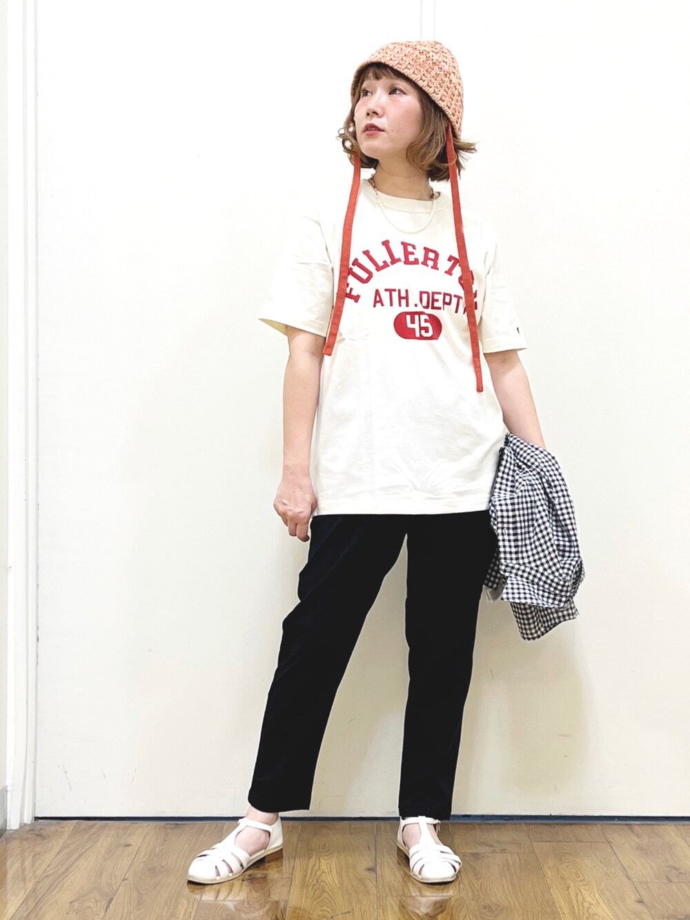 ブラック系のその他パンツ、ブラック系のシャツ/ブラウス、ホワイト系のTシャツ/カットソーを着用したレディースの春コーディネートの2枚目の写真