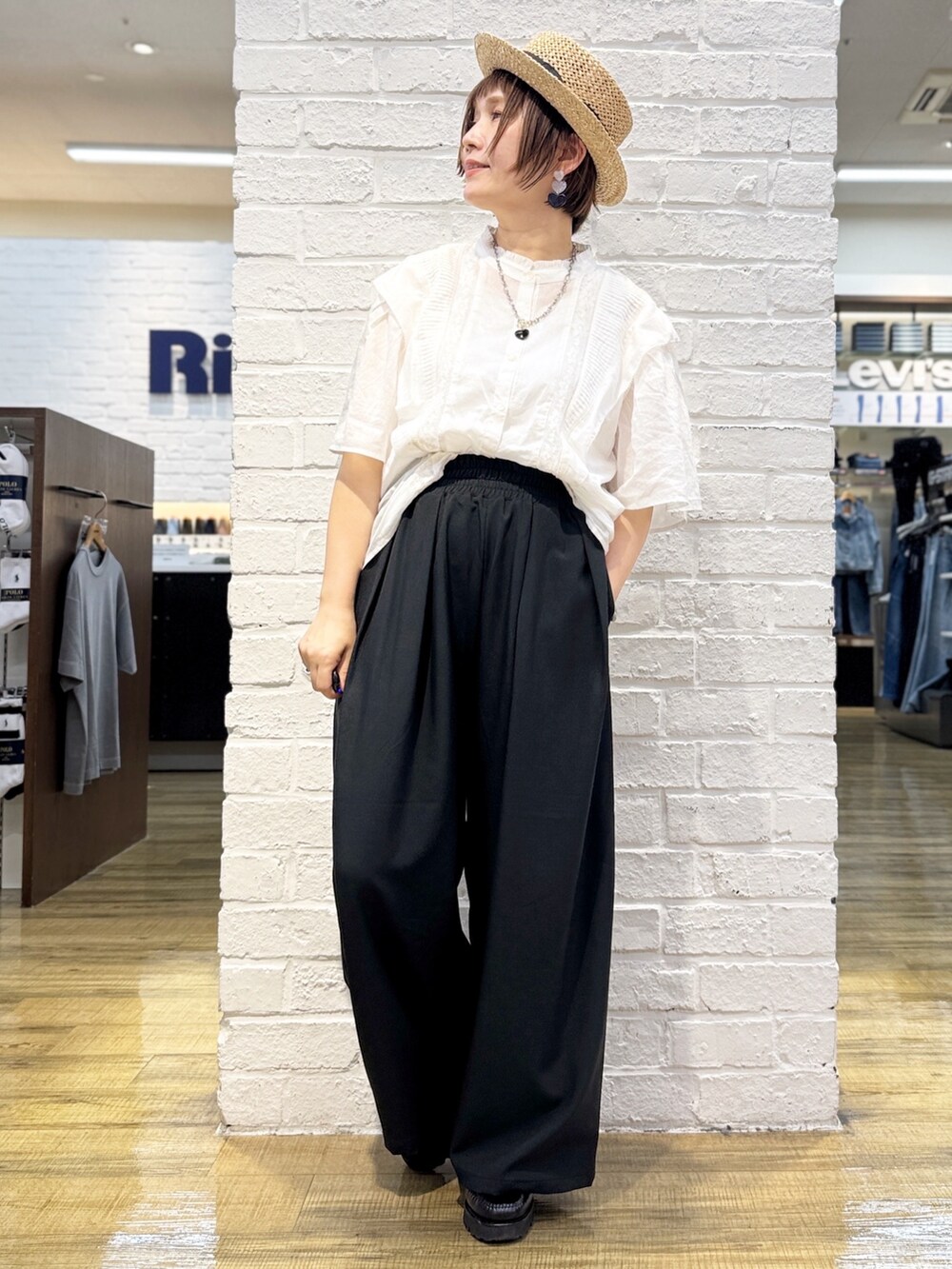 ブラック系のその他パンツ、ブラック系のハンドバッグ、ブラック系のローファーを着用したレディースの春コーディネートの5枚目の写真